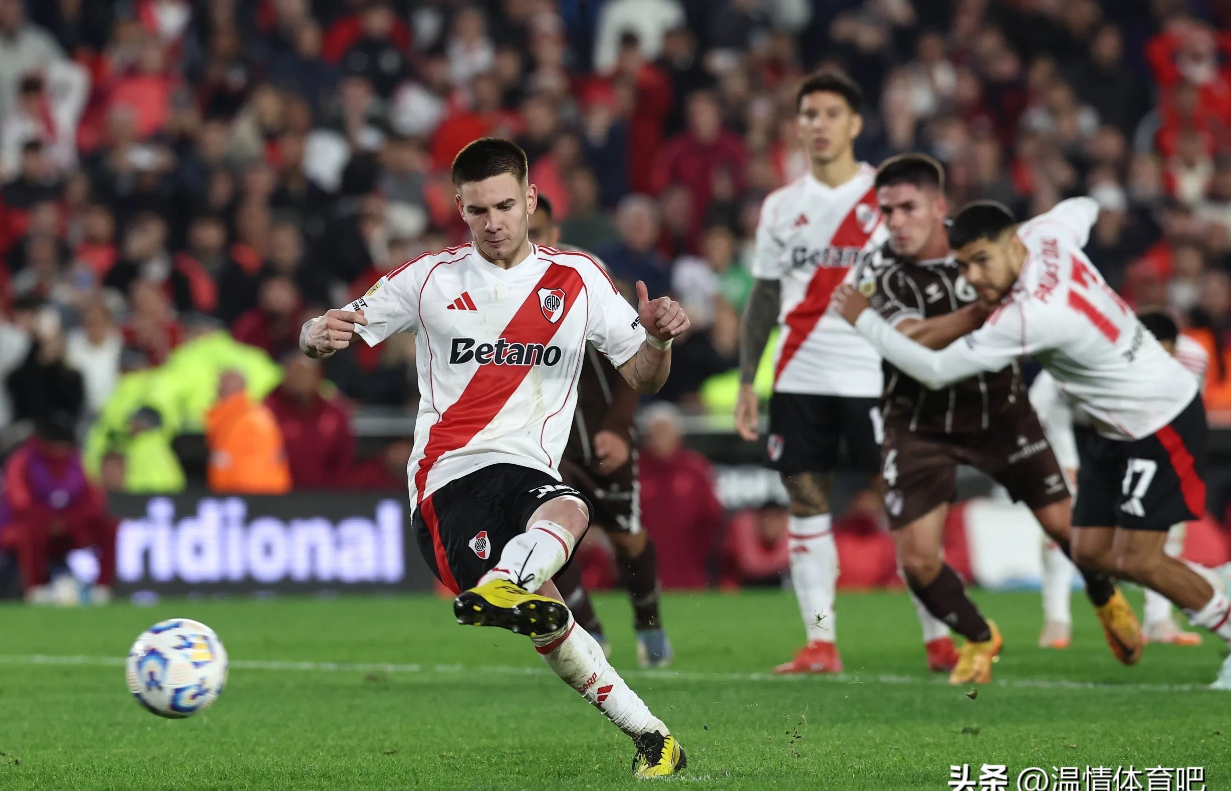 包含南美球队迎来重大胜利，引领球坛风潮的词条