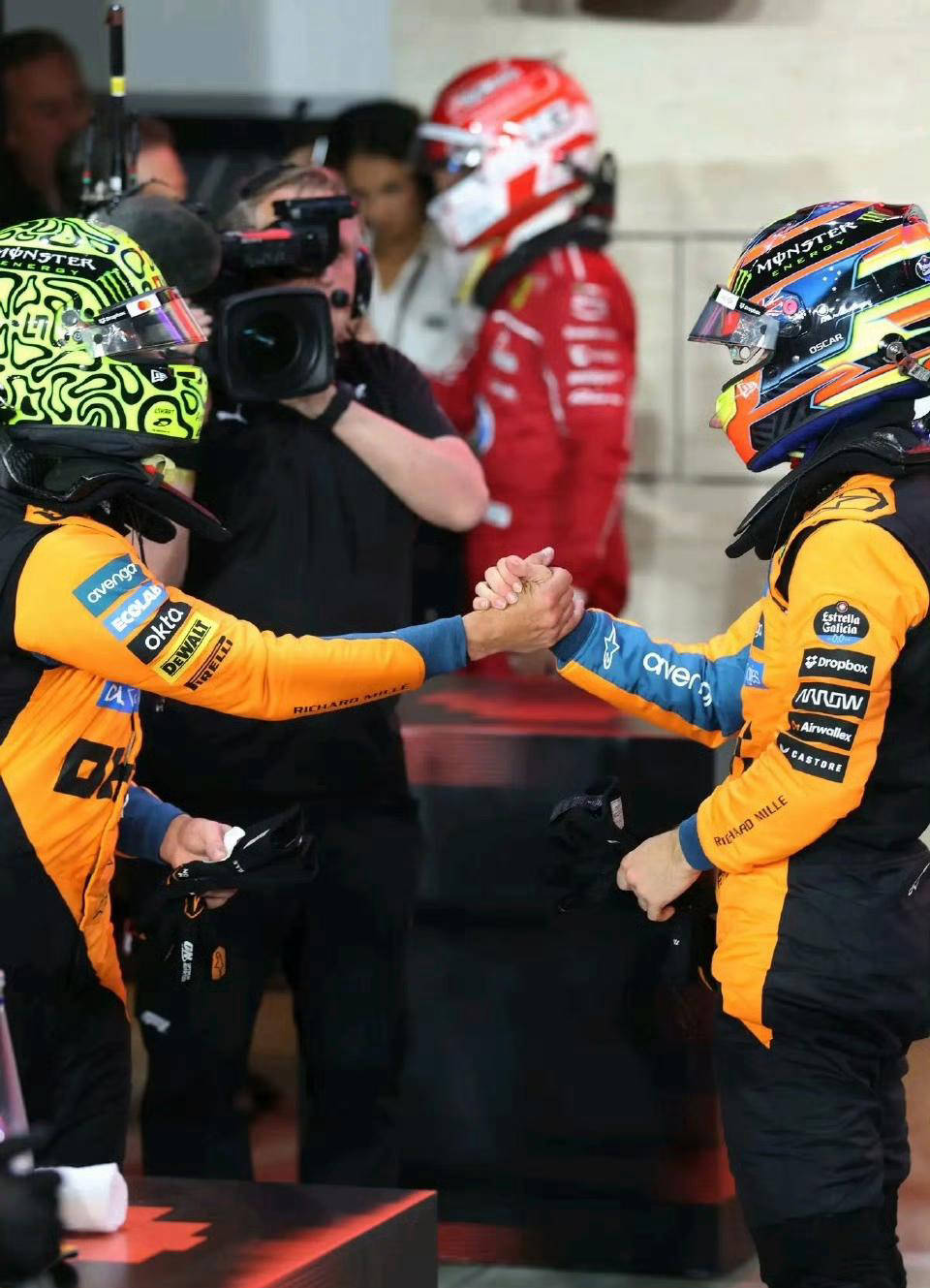 梅赛德斯完胜红牛车队,塞恩斯点燃赛场 梅赛德斯完胜红牛车队,塞恩斯点燃赛场