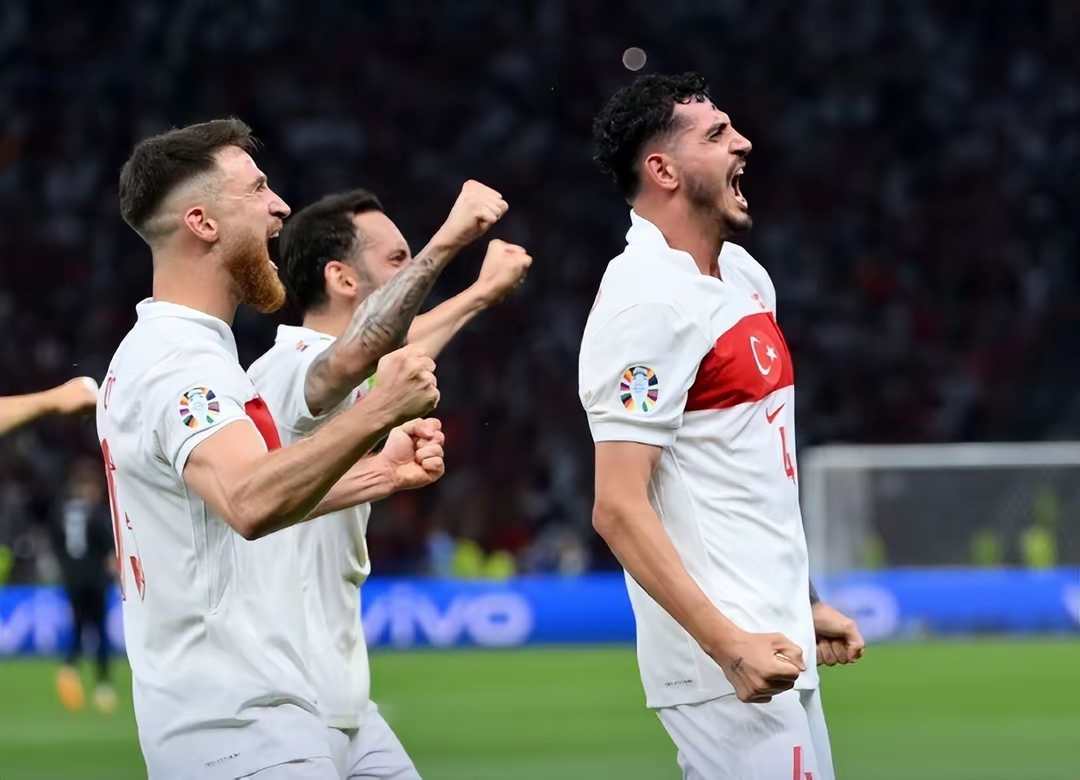 荷兰球队险胜法国，拼搏晋级欧国赛八强