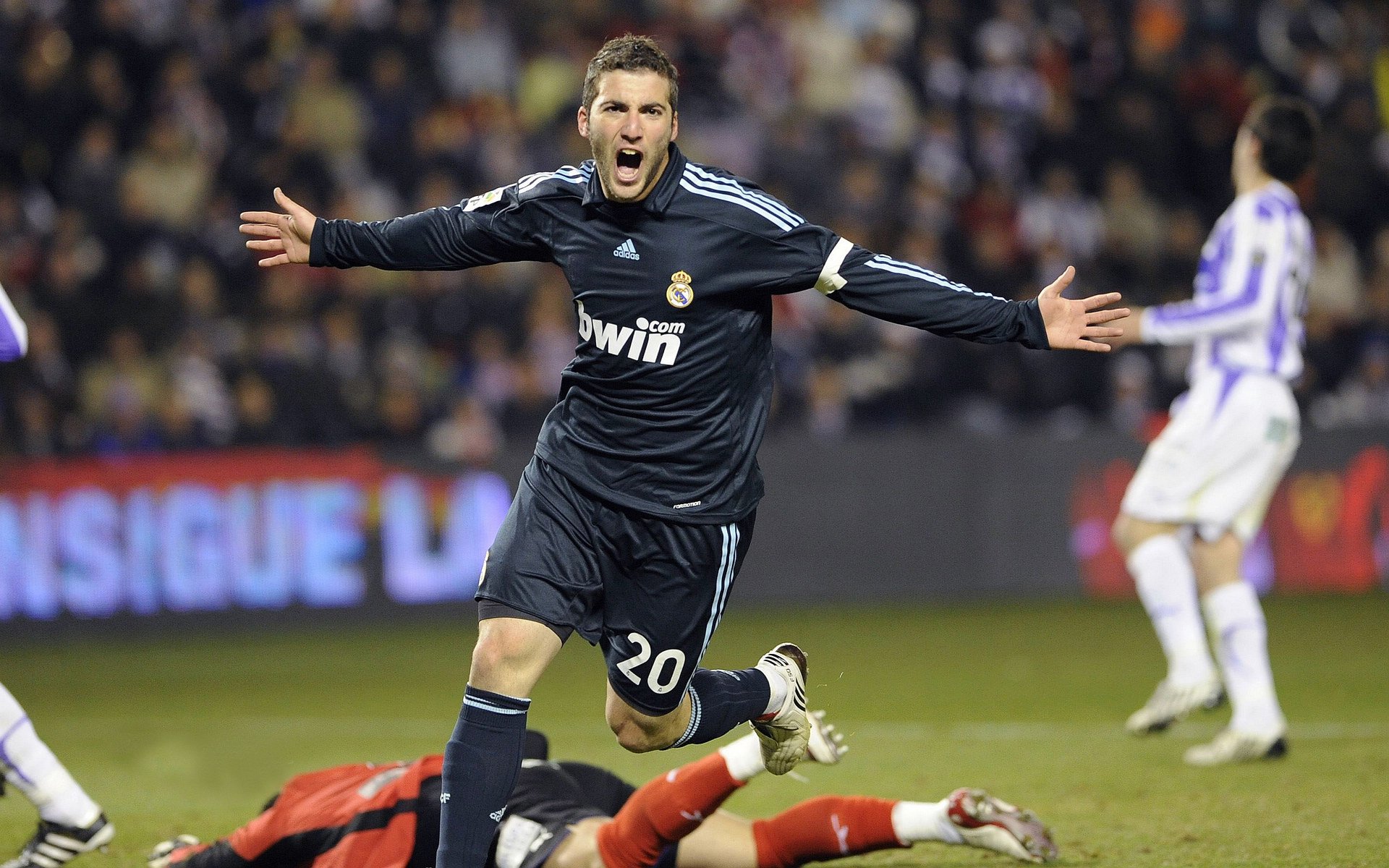 赛道上的冰与火，雷诺的精密碾压与阿隆索的烈焰狂舞